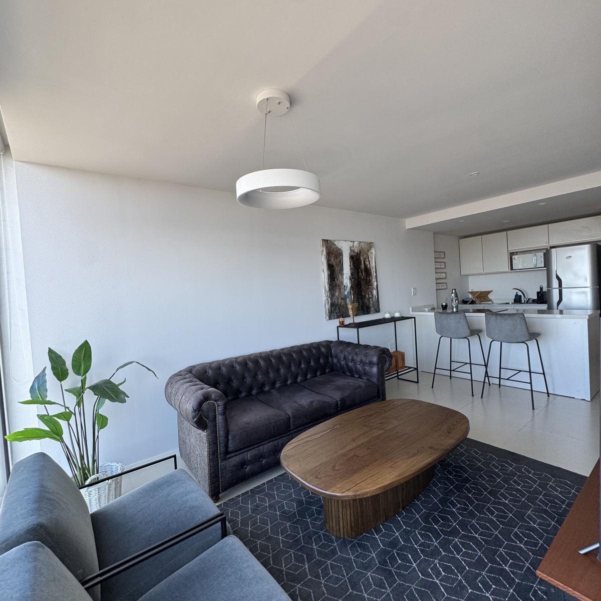 Departamento amoblado de un dormitorio y cochera. Excelentes vistas de la ciudad y la laguna.