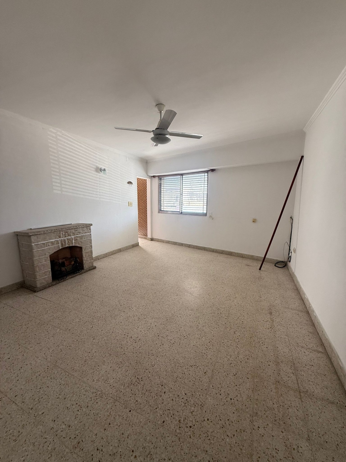 Planta alta que cuenta con un luminoso living?comedor con balcón, cocina sectorizada, patio con asador, dos dormitorios y un baño.