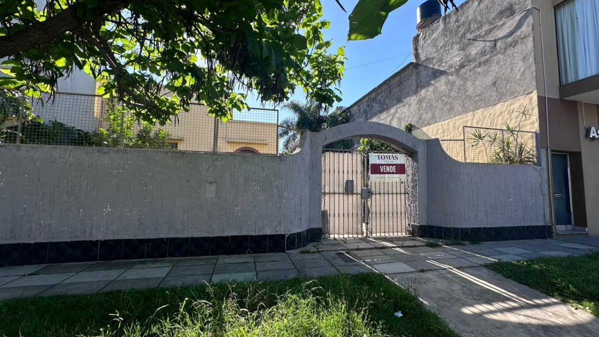 Casa de estilo antiguo. Cuenta con tres ambientes que desembocan en galería cubierta , cocina comedor, baño y jardín con pileta. Es una propiedad a refaccionar con hermosas  aberturas y pisos de pinotea a reciclar.