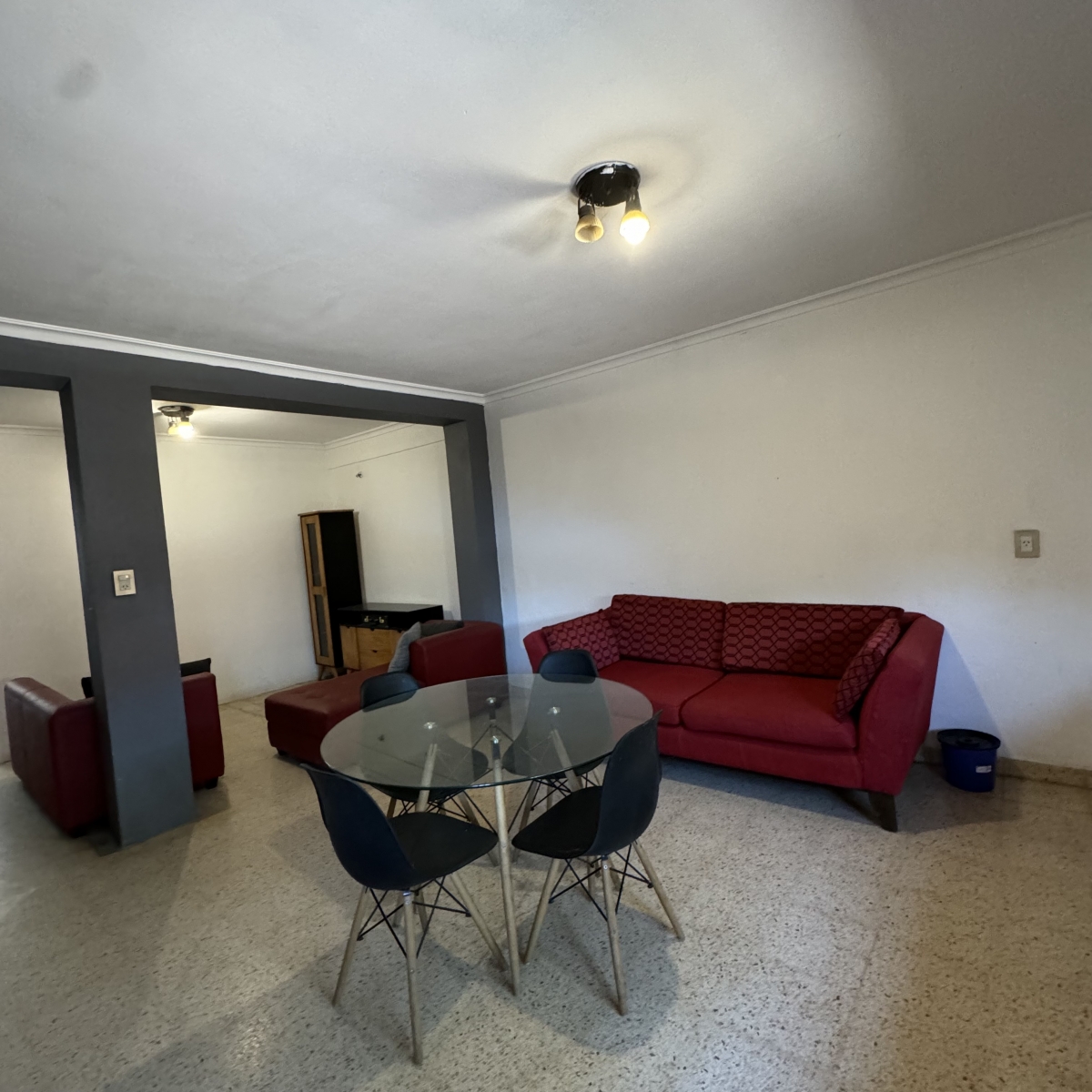 Casa al frente con local comercial. Cuenta con living cocina comedor muy amplio, dos dormitorios, un baño, galería,  patio seco con asador, lavedro y quincho.