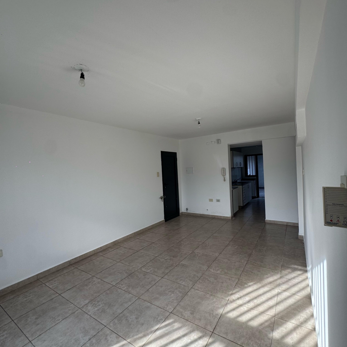 Cuenta con living comedor, cocina sectorizada , Patio, un dormitorio, cochera.