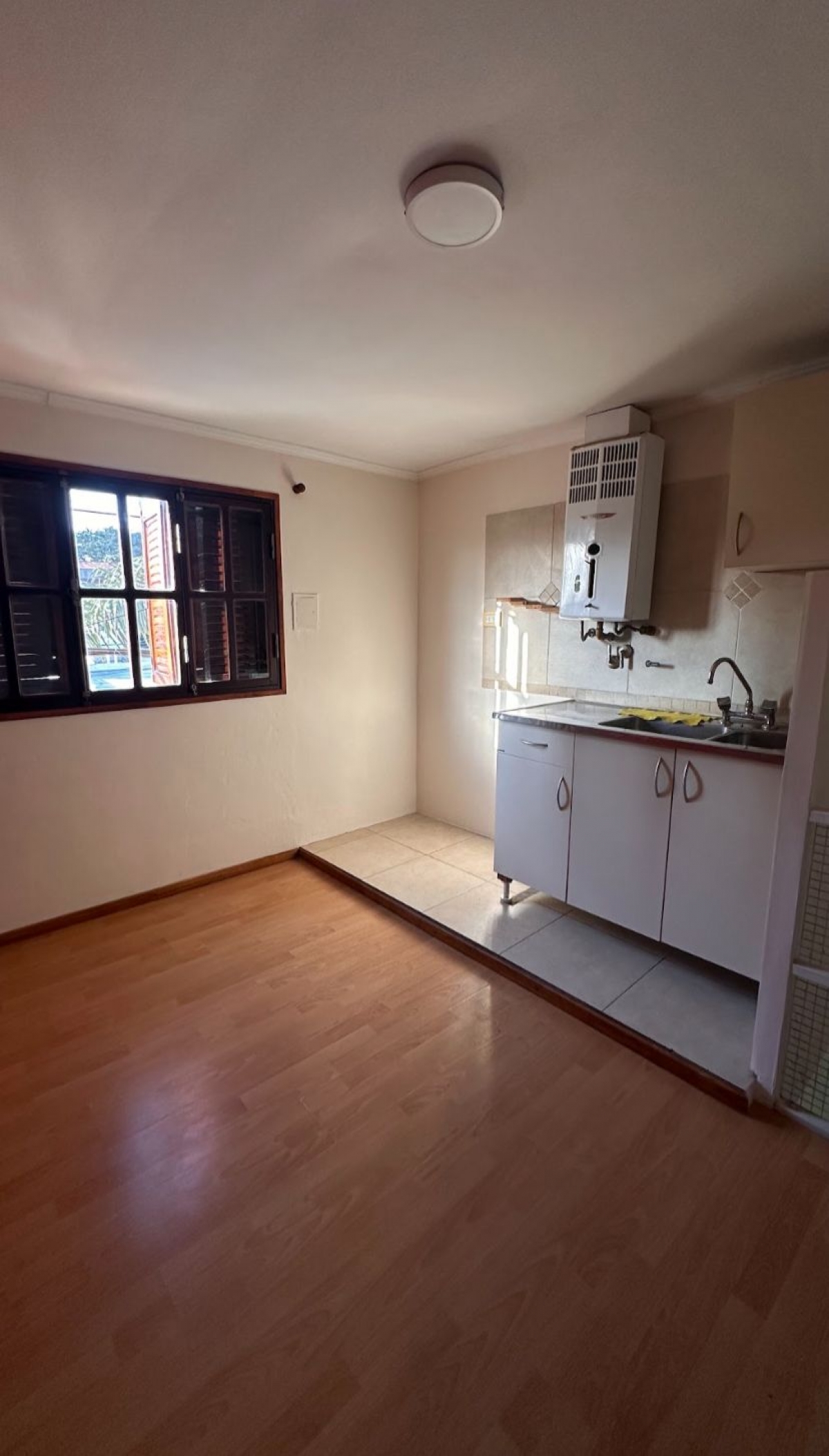 Departamento en planta alta cuenta con cocina comedor un dormitorio y baño.