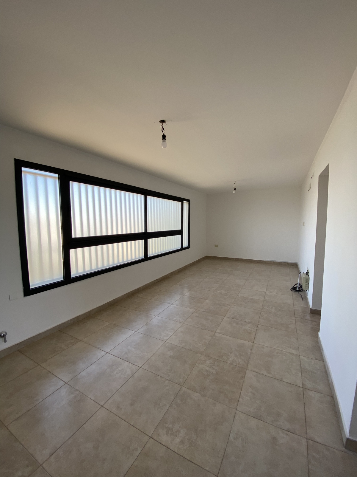 El departamento cuenta con un amplio living comedor, cocina , patio chico, un dormitorio con placard, antebaño y baño completo, Posibilidad de cochera