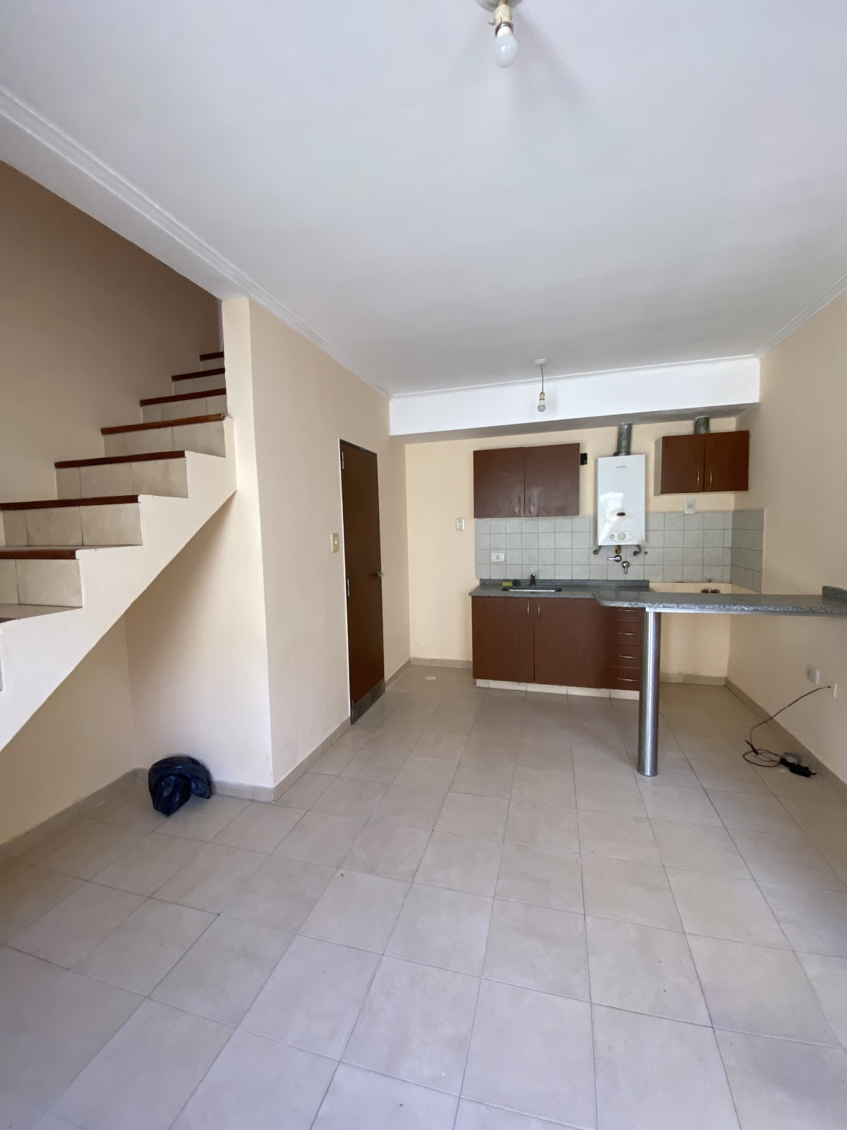 El departamento cuenta con un living cocina comedor ,baño social,  patio , un dormitorio con placard y baño completo