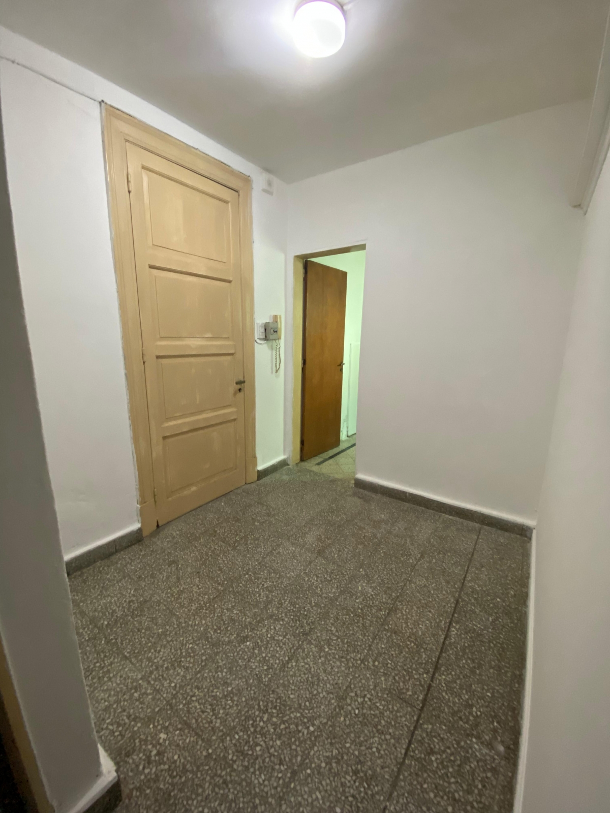 Departamento de 1 dormitorio, living comedor, cocina, baño y patio. Ubicado a solo 100 m de la peatonal San Martín: ideal para consultorios por su ubicación estratégica.