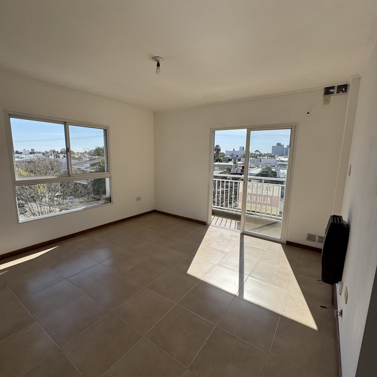 Cuenta con living cocina comedor, balcón, un dormitorio y baño.