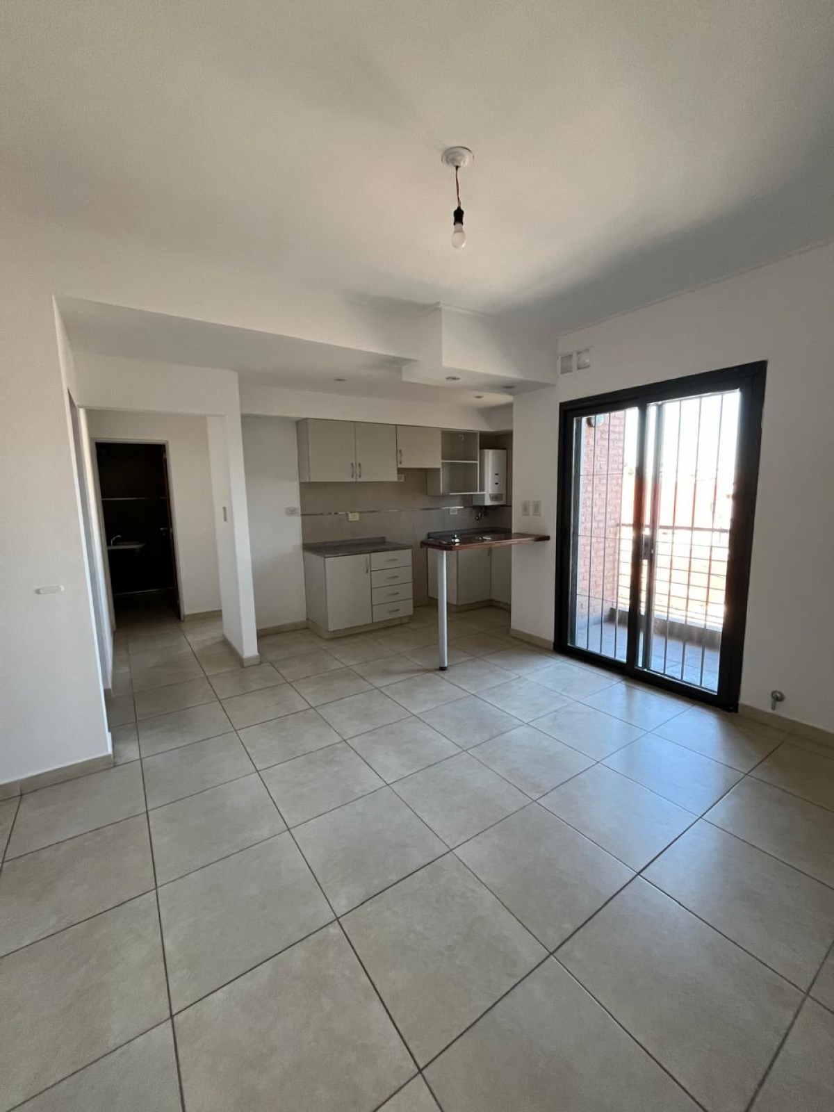 Departamento en primer piso por escalera. Cuenta con living cocina comedor con balcón un dormitorio baño y patio.