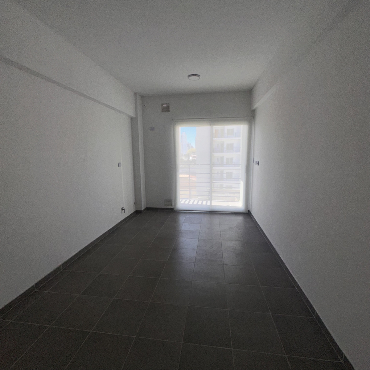 El departamento cuenta con living cocina comedor con balcón, 1 dormitorio y baño. La propiedad está ubicada en una zona estratégica ya que está a una cuadra de Boulevard.