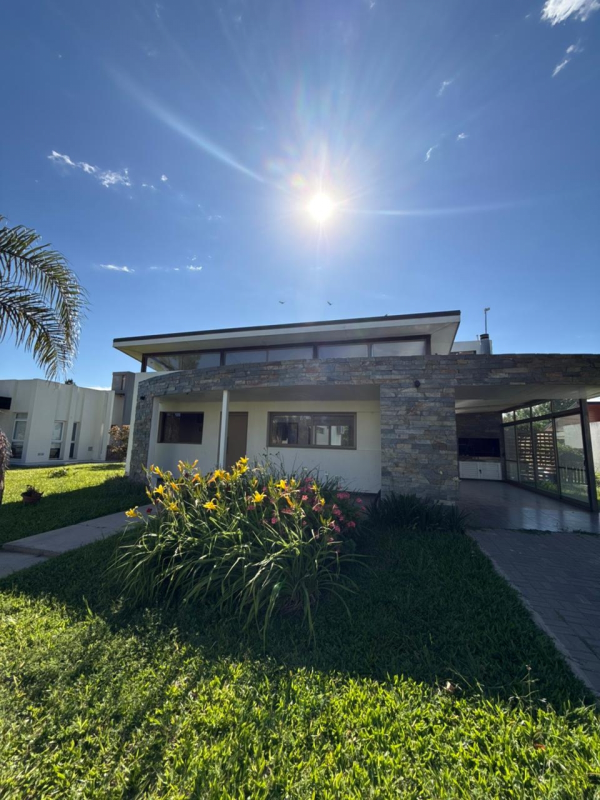 La propiedad cuenta con una galería con asador, living?cocina?comedor integrado, dos dormitorios y un baño. Además, posee un hermoso jardín con pileta, baño adicional y una habitación de guardado.