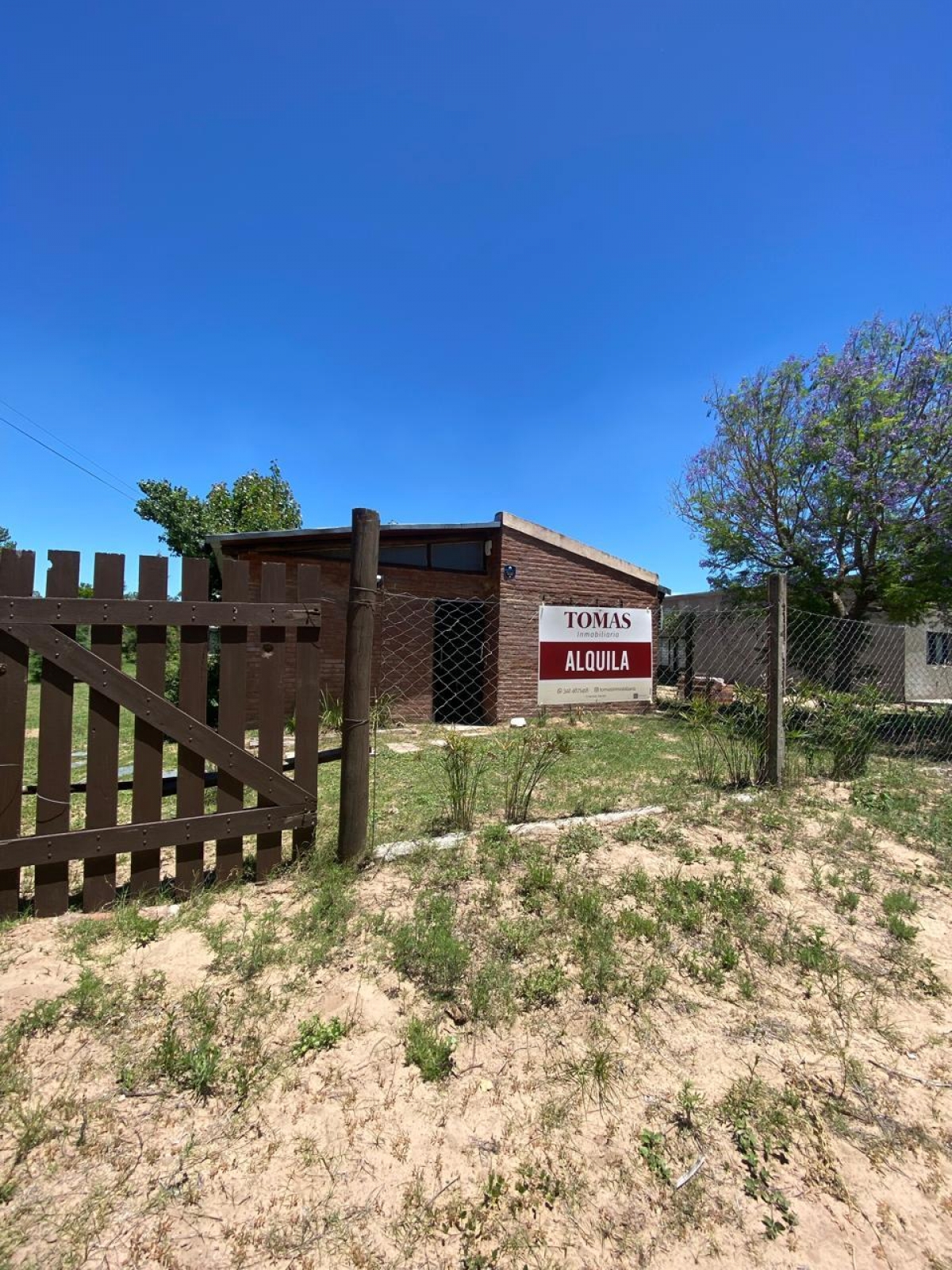 Casa quinta con living, cocina-comedor, dos dormitorios, baño y un amplio jardín con piscina.