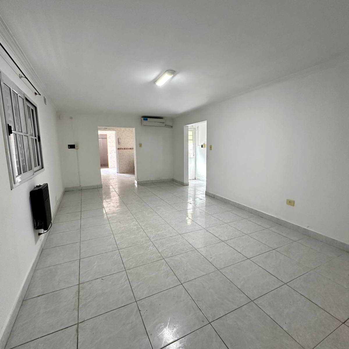 Esta propiedad cuenta con living comedor, cocina, 2 dormitorios, baño y patio.