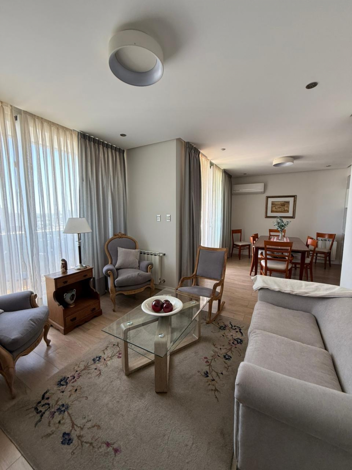 Departamento amoblado, con una cómoda distribución que incluye living, cocina?comedor integrados, balcón y lavadero. Dispone de dos dormitorios, uno de ellos en suite, además de un baño completo.  El edificio ofrece SUM, pileta y cochera