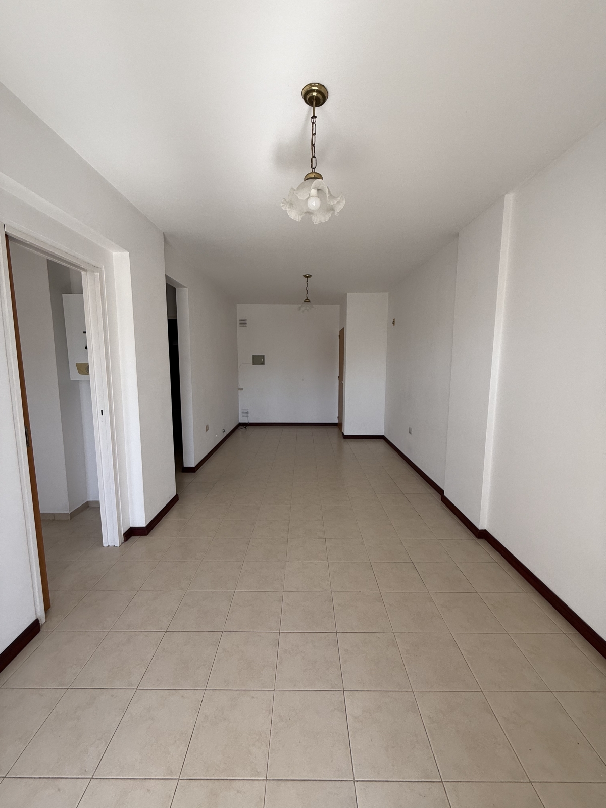 El departamento cuenta con living comedor con balcón, cocina sectorizada, 2 dormitorios y baño. La propiedad está ubicada en una zona estratégica ya que está a cuadras de Avenida Freyre y de la peatonal San Martín.