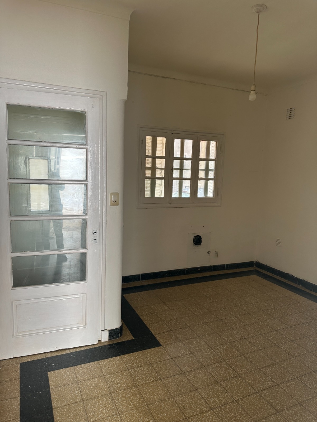 Esta propiedad cuenta con 2 dormitorios, un cómodo living comedor, cocina integrada, baño completo, amplio jardín y cochera propia