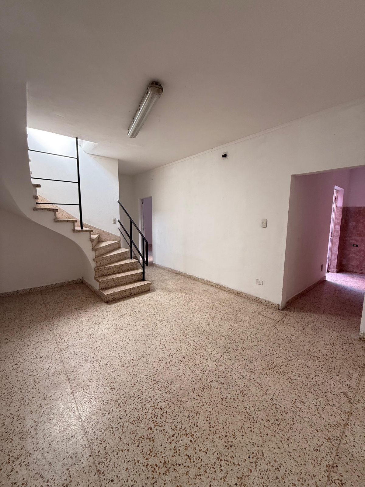Dúplex interno funcional y cómodo.  Planta baja: living-comedor, cocina, un dormitorio, baño y patio seco Planta alta: dos dormitorios, baño y terraza con asador
