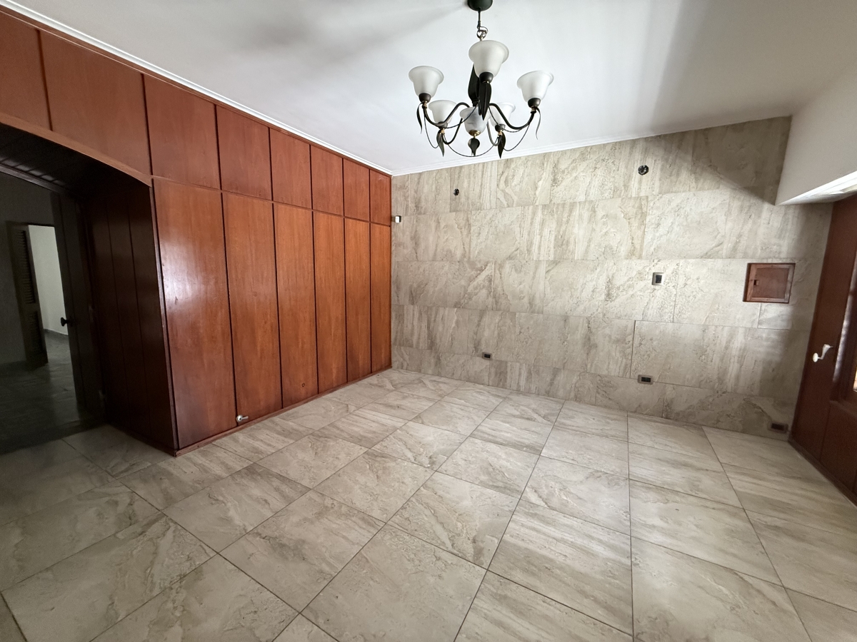 Casa de dos plantas cuenta con cuatro dormitorios (dos en planta alta y dos en planta baja) living comedor, cocina, espacio para lavarropas, patio , terraza con habitación de servicio, asador y cochera