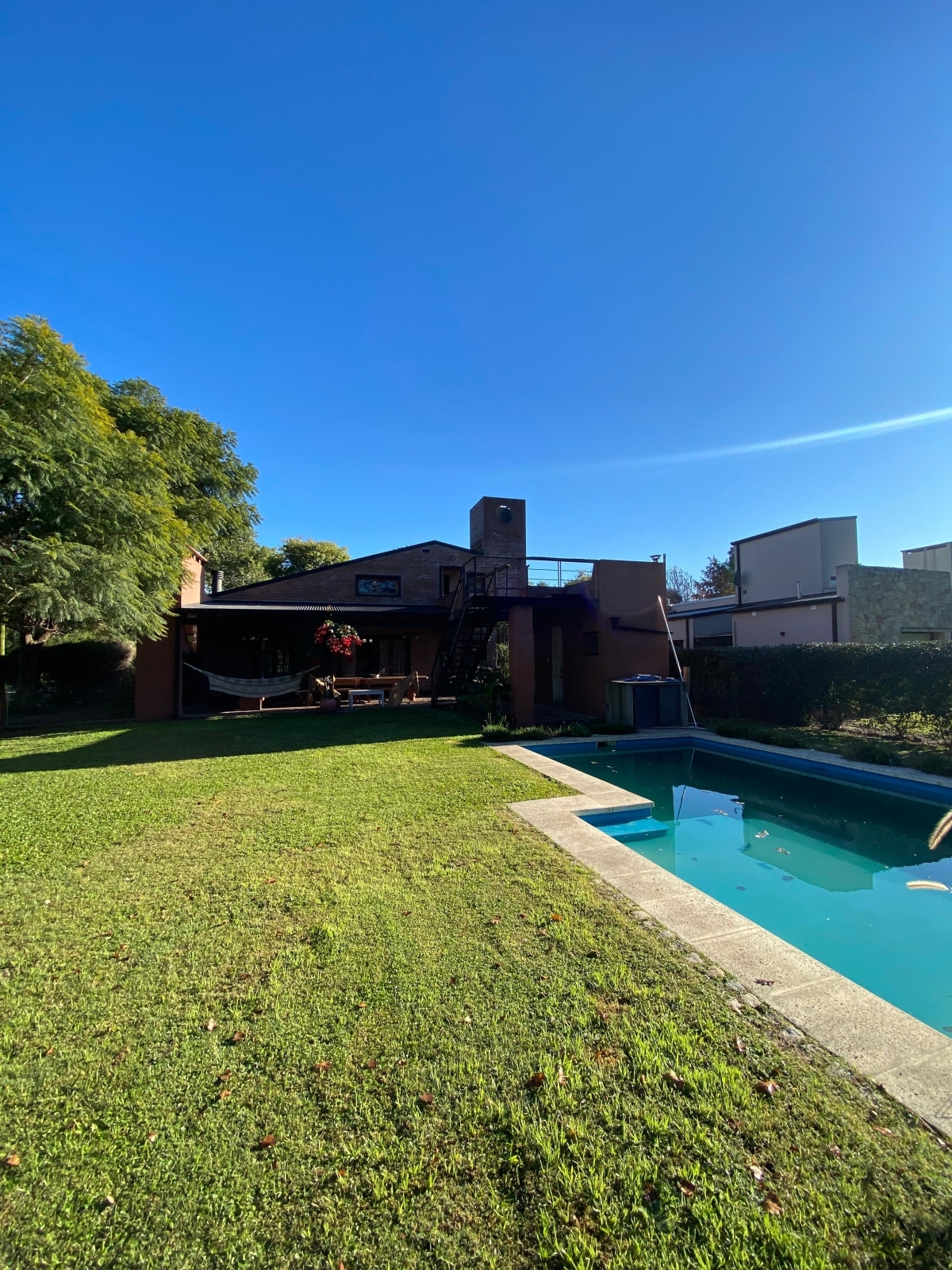 Casa de dos plantas. En planta baja cuenta con living-comedor, cocina sectorizada, un baño, un dormitorio, galería con asador, jardín con pileta y un segundo baño exterior. En planta alta se encuentra un espacio tipo loft, un dormitorio, otro baño y una salida a la terraza. Desde la terraza, una escalera comunica con el patio. La propiedad se alquila SIN amoblamiento , disponible a partir del 20 de Mayo