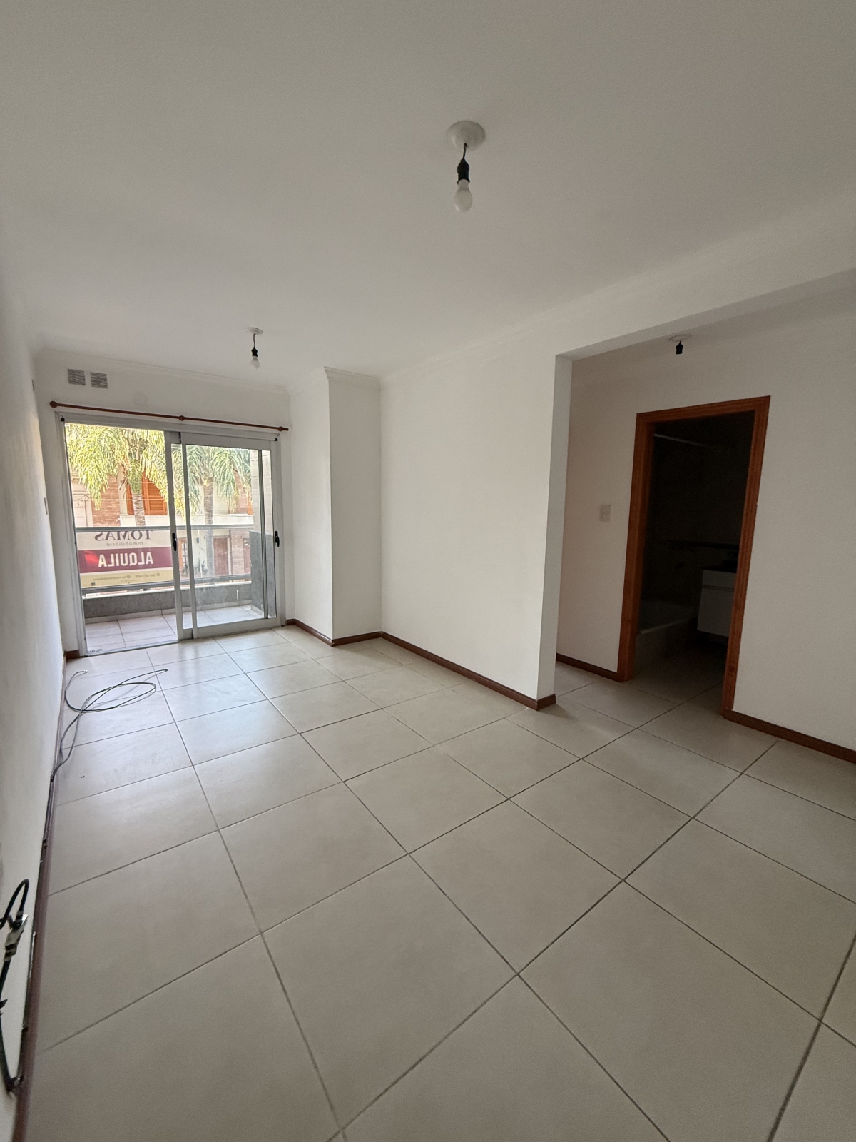 Este departamento cuenta con living cocina comedor, con balcón un dormitorio con placard y baño