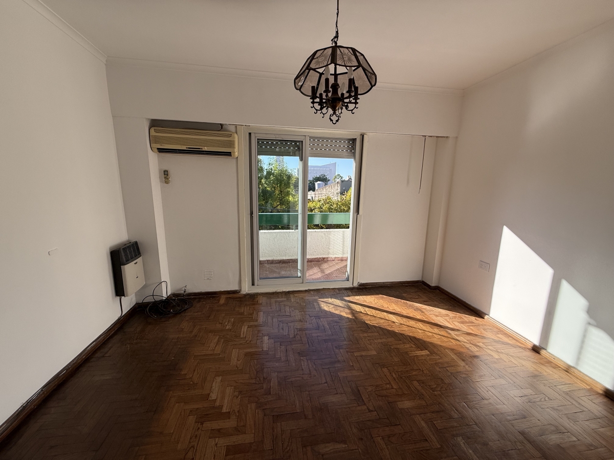 Departamento semipiso en segundo piso, ubicado a menos de 30 metros del bulevar y a pocas cuadras de la peatonal San Martín, en una excelente zona.  Cuenta con living-comedor con salida a balcón y ventanales herméticos que garantizan aislamiento térmico y acústico. La cocina-comedor está separada por una puerta divisoria e incluye barra desayunadora, además de lavadero sectorizado, habitación y baño de servicio.  Desde la cocina se accede al pasillo distribuidor donde se encuentran dos dormitorios con placares (amoblamiento incluido), un baño completo y un placard extra de guardado.  La unidad posee puerta de servicio, dos aires acondicionados (en living y dormitorio principal) y calefactores en living y pasillo. Se entrega con heladera y horno incluidos.  Una opción cómoda, funcional y muy bien ubicada.
