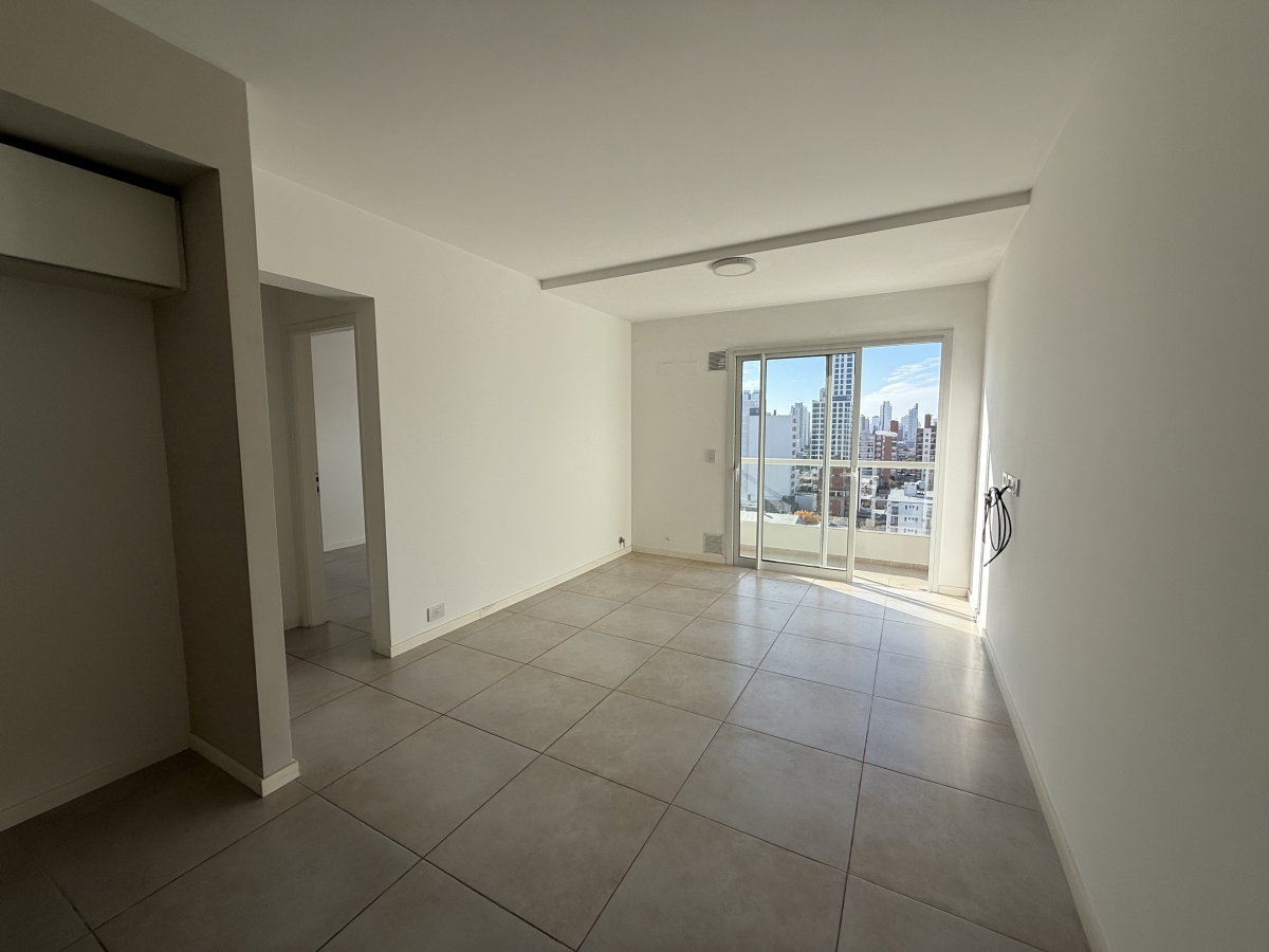 Depto de un dormitorio en piso 11 cuenta con un dormitorio living cocina comedor con balcón , baño y cochera