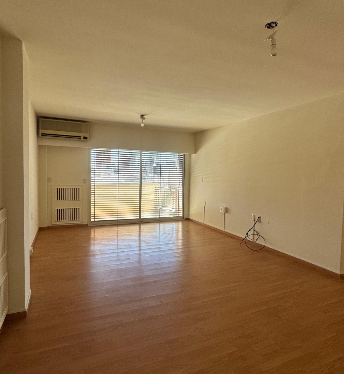 Piso con una distribución funcional y ambientes bien definidos. Cuenta con living-comedor con salida a un balcón, y cocina sectorizada con acceso a un balcón con asador, ideal para disfrutar de reuniones al aire libre.  Dispone de tres dormitorios, uno de ellos en suite, dos baños completos y balcones adicionales, que aportan luz natural y ventilación a los distintos ambientes.  Además, la propiedad incluye cochera, sumando comodidad y practicidad.