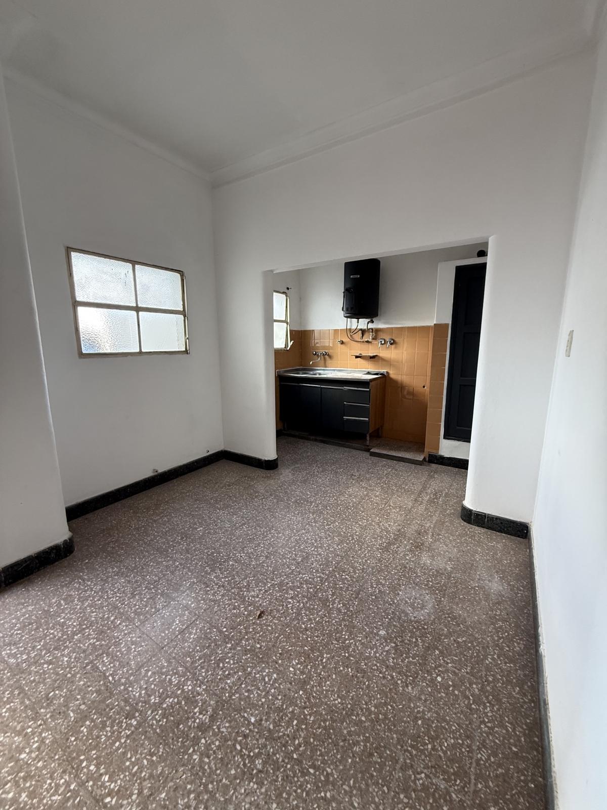 Planta alta cuenta con dos dormitorios con balcón, cocina comedor, baño y terraza