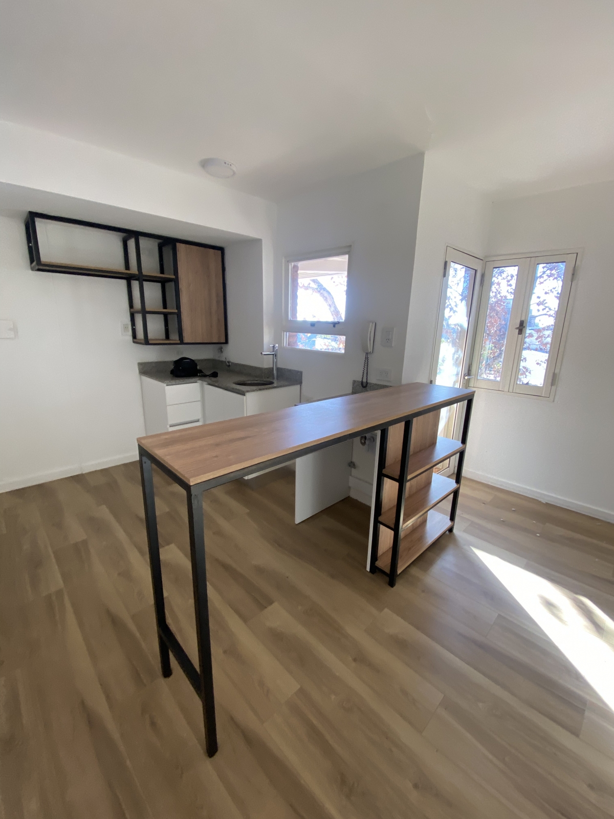 Departamento de un dormitorio con placard, living cocina comedor con balcón y baño