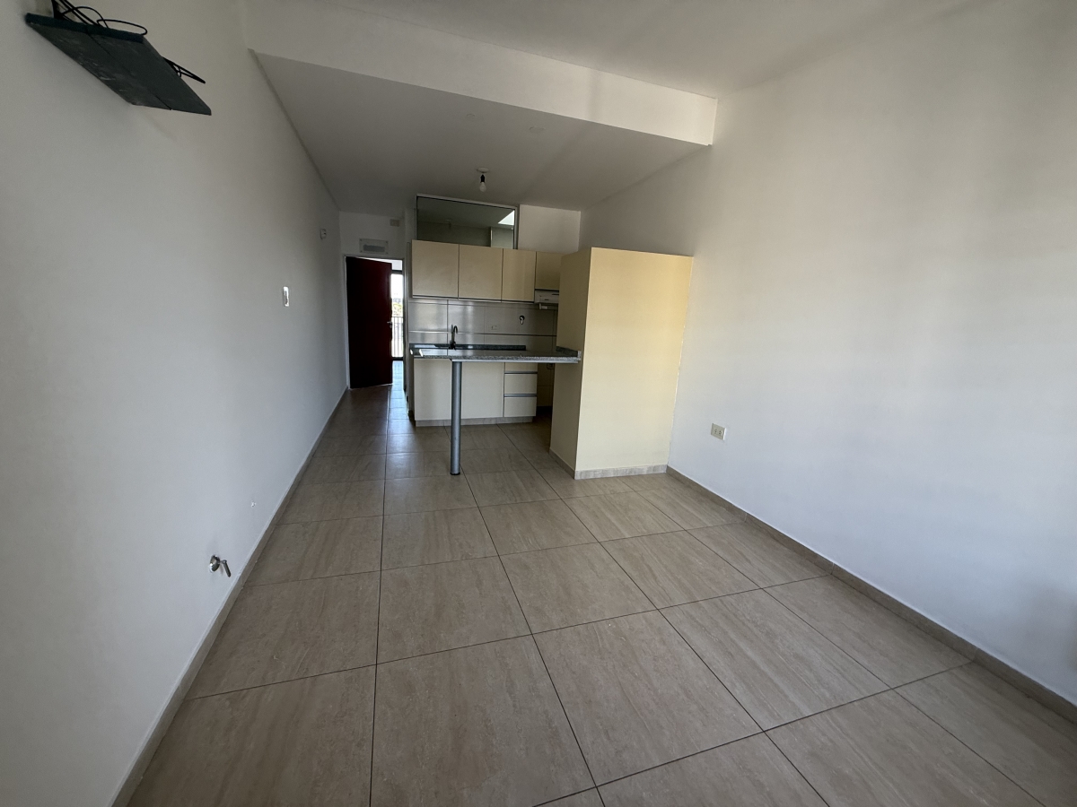 Departamento ubicado en segundo piso por escalera, compuesto por living-comedor con cocina integrada, un dormitorio con placard y salida al balcón, y un baño completo. Su distribución funcional lo convierte en una excelente opción para quienes buscan un espacio cómodo y práctico para el día a día.