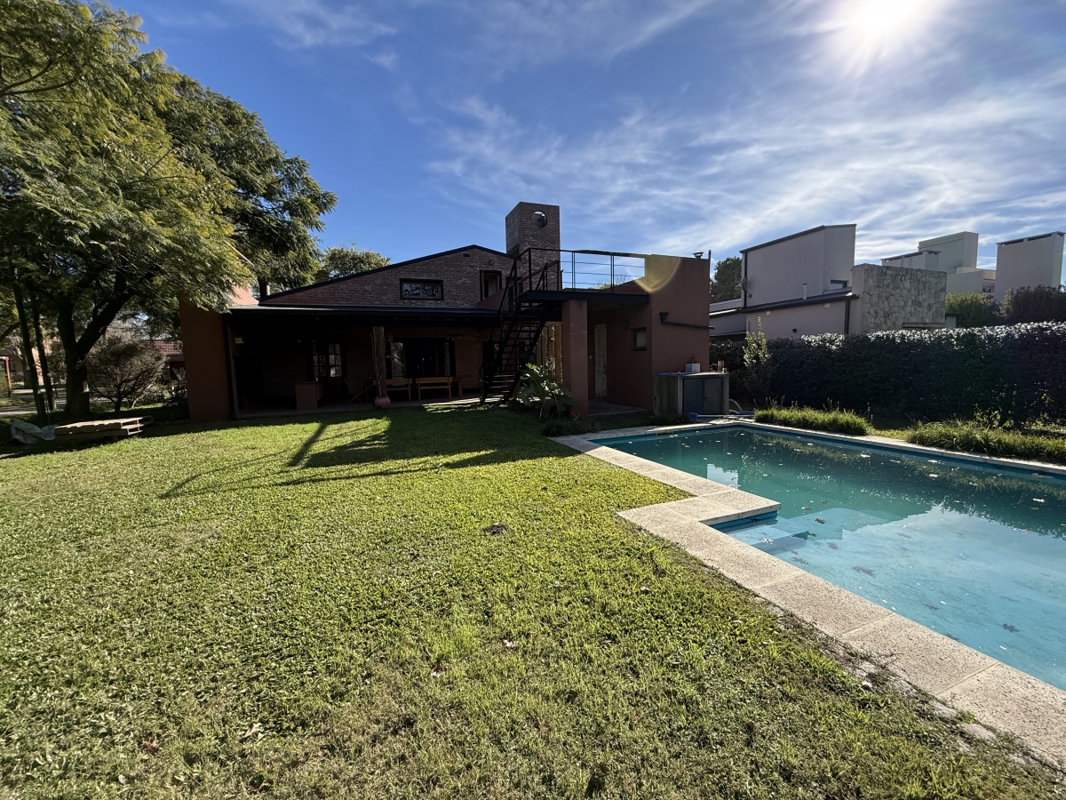 Casa de dos plantas. En planta baja cuenta con living-comedor, cocina sectorizada, un baño, un dormitorio, galería con asador, jardín con pileta y un segundo baño exterior. En planta alta se encuentra un espacio tipo loft, un dormitorio, otro baño y una salida a la terraza. Desde la terraza, una escalera comunica con el patio. 