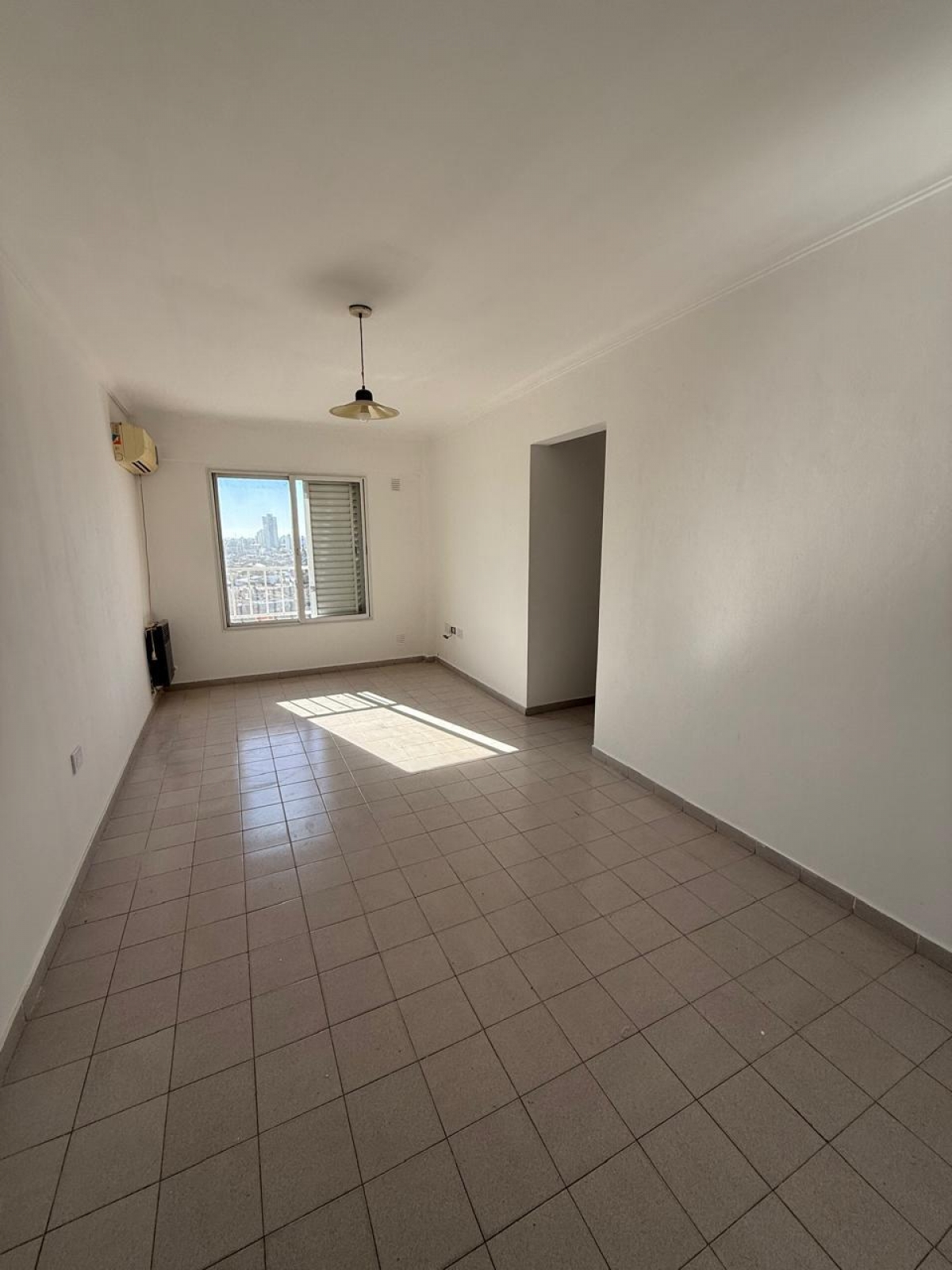 El departamento cuenta con living-comedor, cocina independiente, lavadero, dos dormitorios con placares, un baño y cochera. 