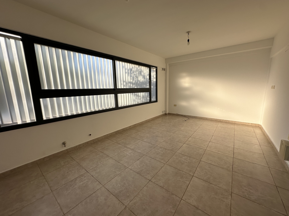 El departamento cuenta con living-comedor, cocina sectorizada, un dormitorio con placard y patio.