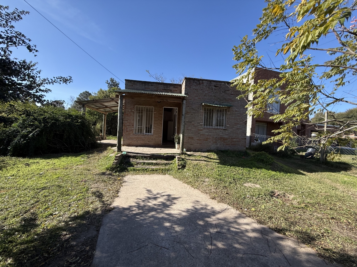 La propiedad se encuentra ubicada en Arroyo Leyes, a pocos metros de la comuna y de la plaza principal, en una zona tranquila y de fácil acceso.  Cuenta con un living, cocina-comedor integrada, dos dormitorios y un baño. En el exterior dispone de una galería y un amplio jardín, ofreciendo un espacio ideal para disfrutar al aire libre y con múltiples posibilidades de uso.