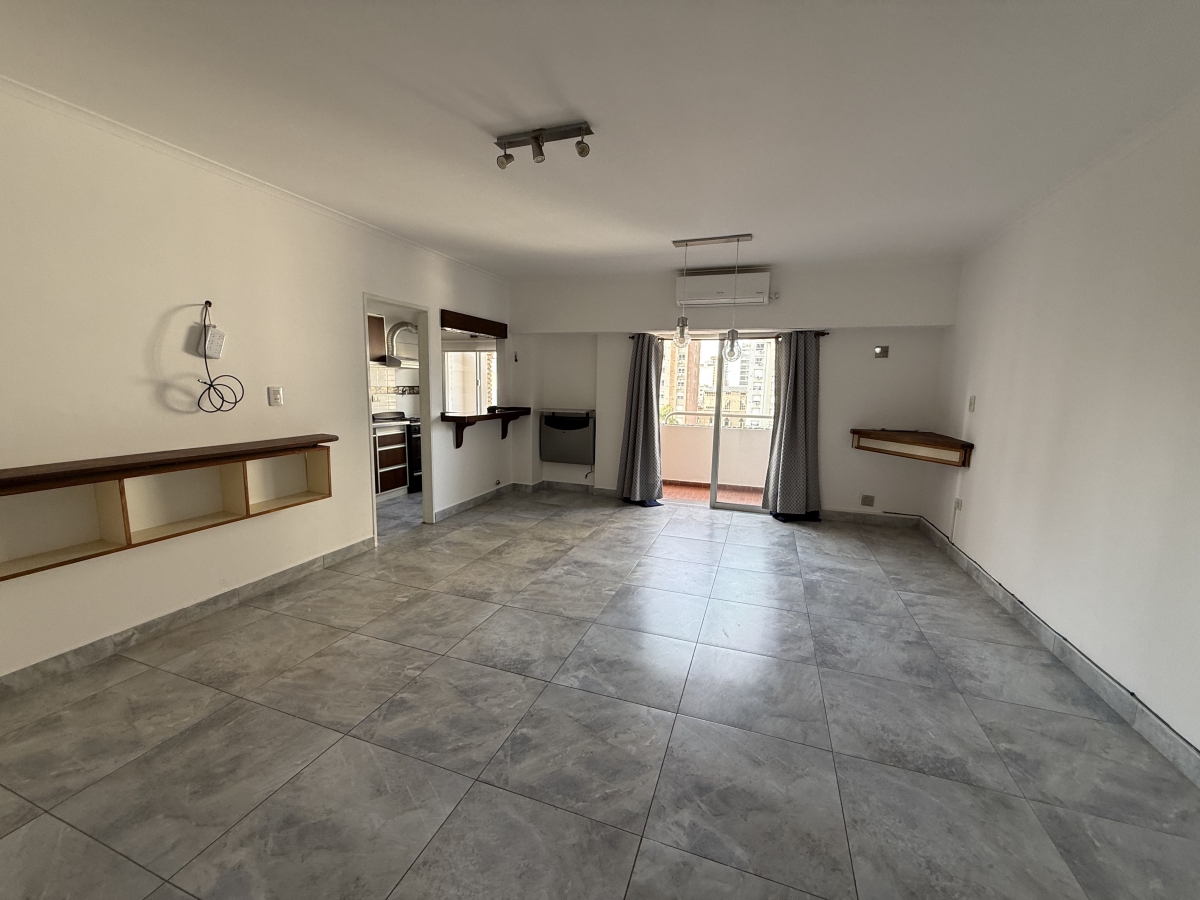 Departamento ubicado a pocas cuadras de la Peatonal San Martín. Cuenta con un amplio living-comedor con salida a un balcón al frente, cocina semi sectorizada mediante una barra desayunadora, lavadero independiente, dos dormitorios con placares, antebaño y baño completo. Una propiedad funcional y bien distribuida, ideal para quienes buscan comodidad y una excelente ubicación.