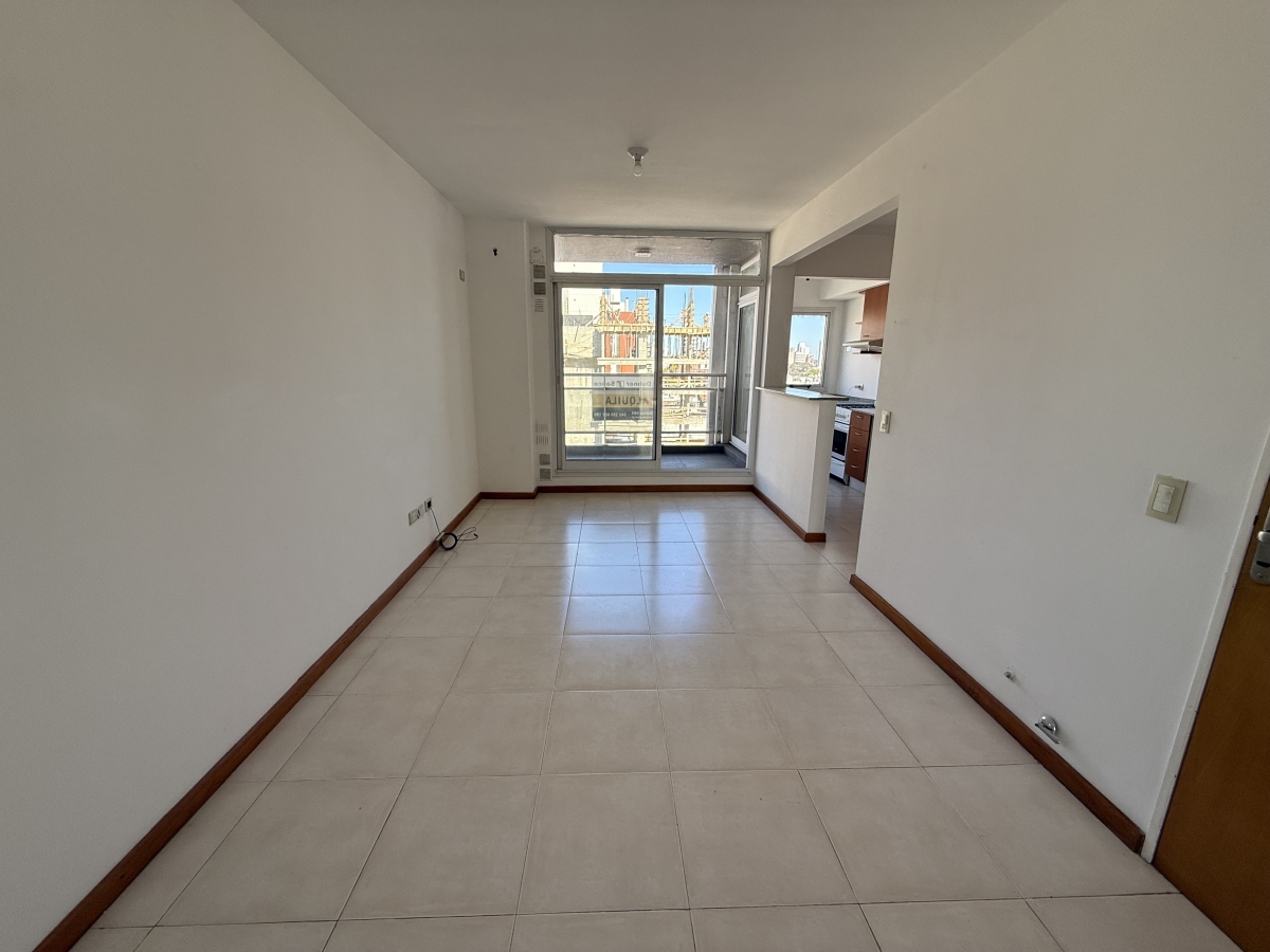 Departamento ubicado a pocas cuadras de la Peatonal San Martín. Cuenta con un amplio y luminoso living-comedor con salida a un balcón, cocina semi sectorizada mediante una barra desayunadora, un dormitorio con placard y un baño de muy buenas dimensiones. Una propiedad funcional, con excelente distribución e iluminación natural, ideal para quienes buscan comodidad en una ubicación privilegiada.