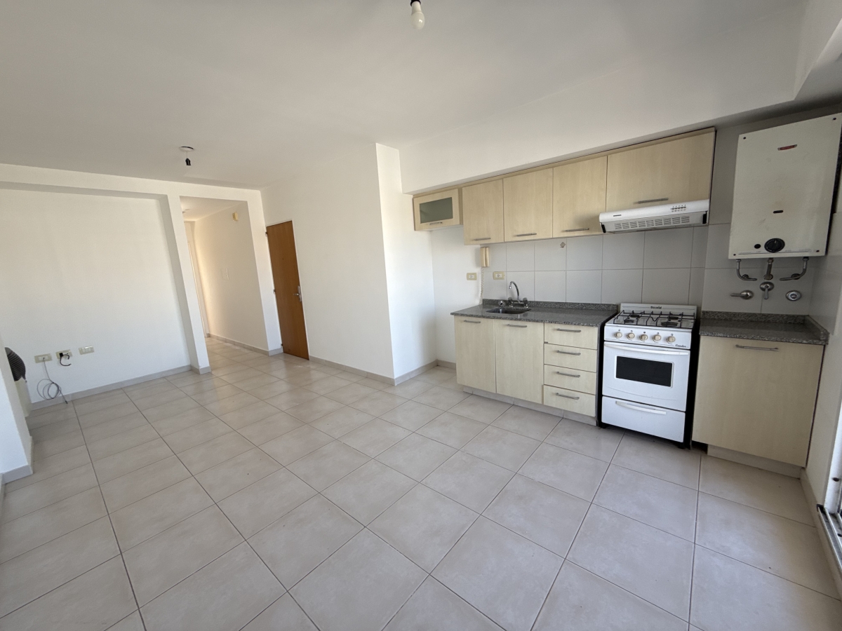 Departamento ubicado a metros de la Peatonal San Martín. Cuenta con living-comedor con cocina integrada y balcón, un dormitorio con placard, baño completo y cochera.