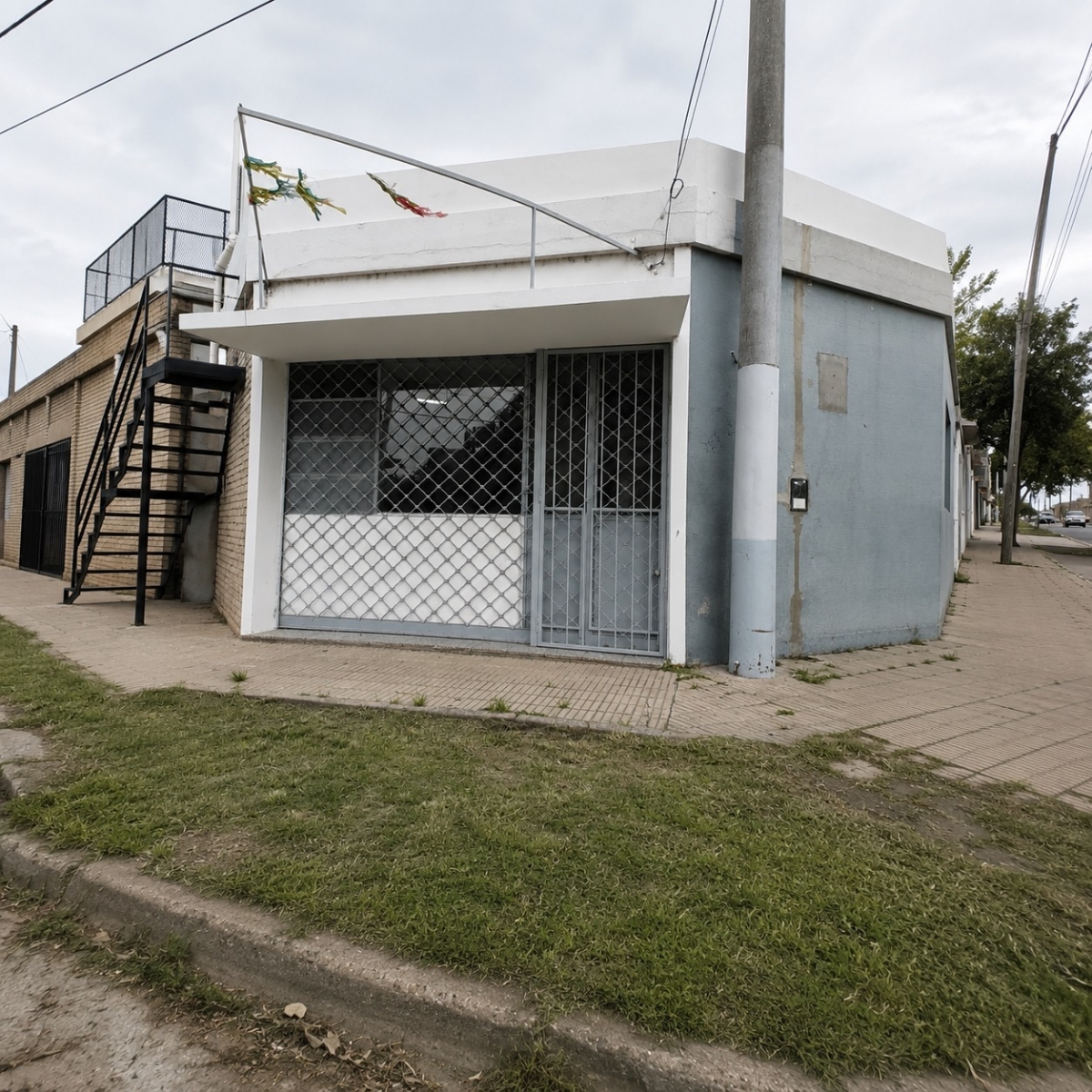 Local comercial ubicado en esquina, con excelente visibilidad y fácil acceso. La propiedad cuenta con un baño, ideal para distintos tipos de emprendimientos