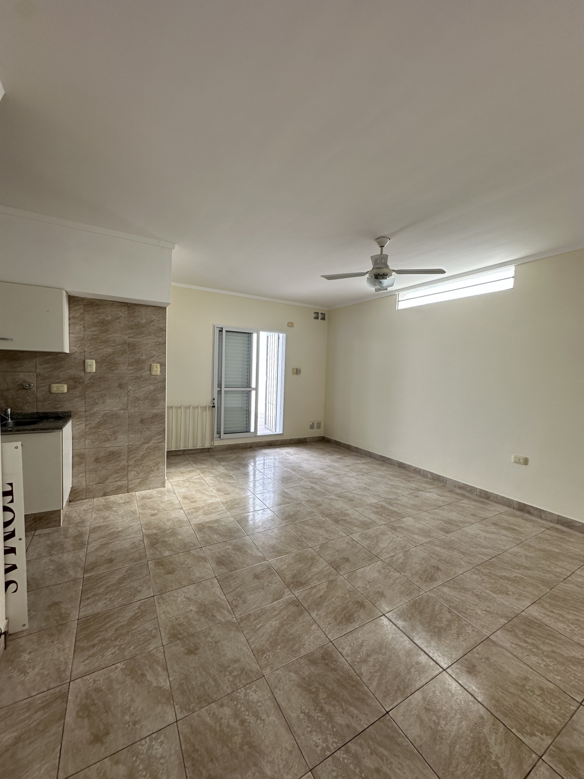 Planta alta: cuenta con dos dormitorios, un amplio living-comedor, cocina, baño con antebaño, patio terraza con asador.
