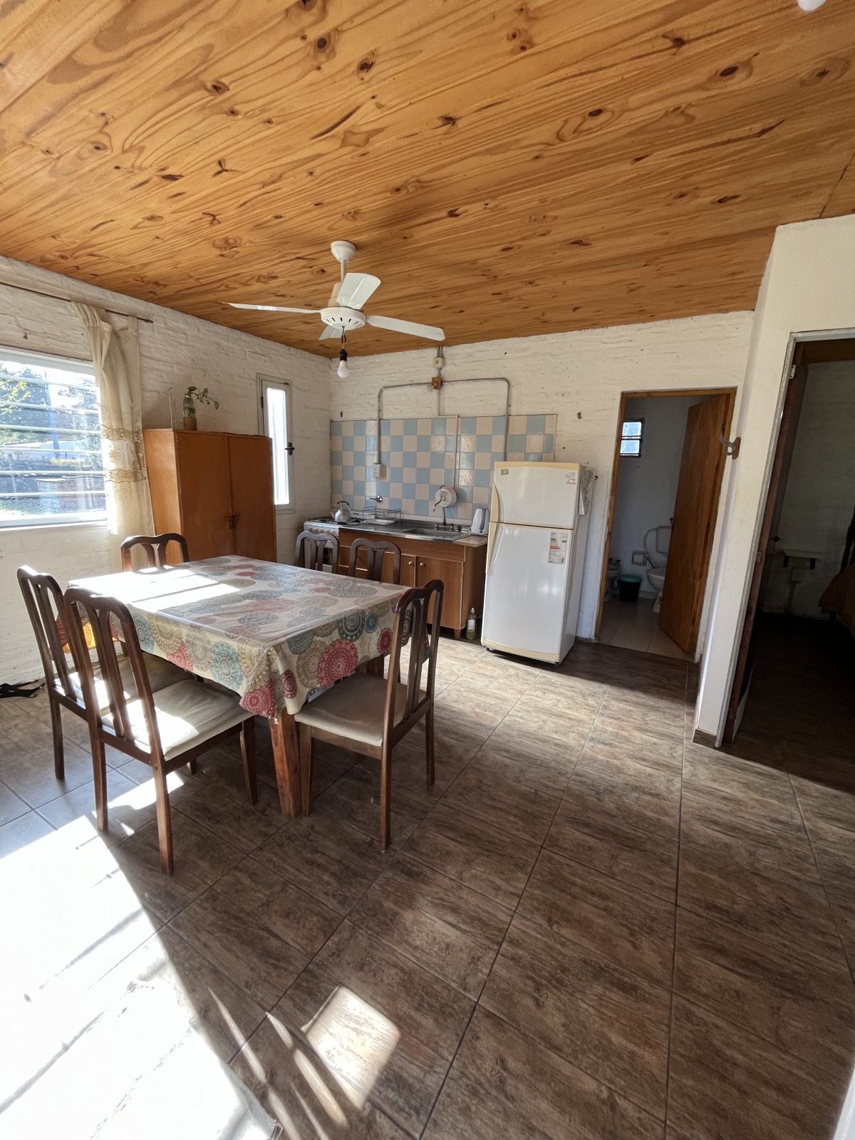 Casa quinta amoblada en Arroyo Leyes  cuenta con un dormitorio, living, cocina-comedor integrados, galería con asador y pileta.