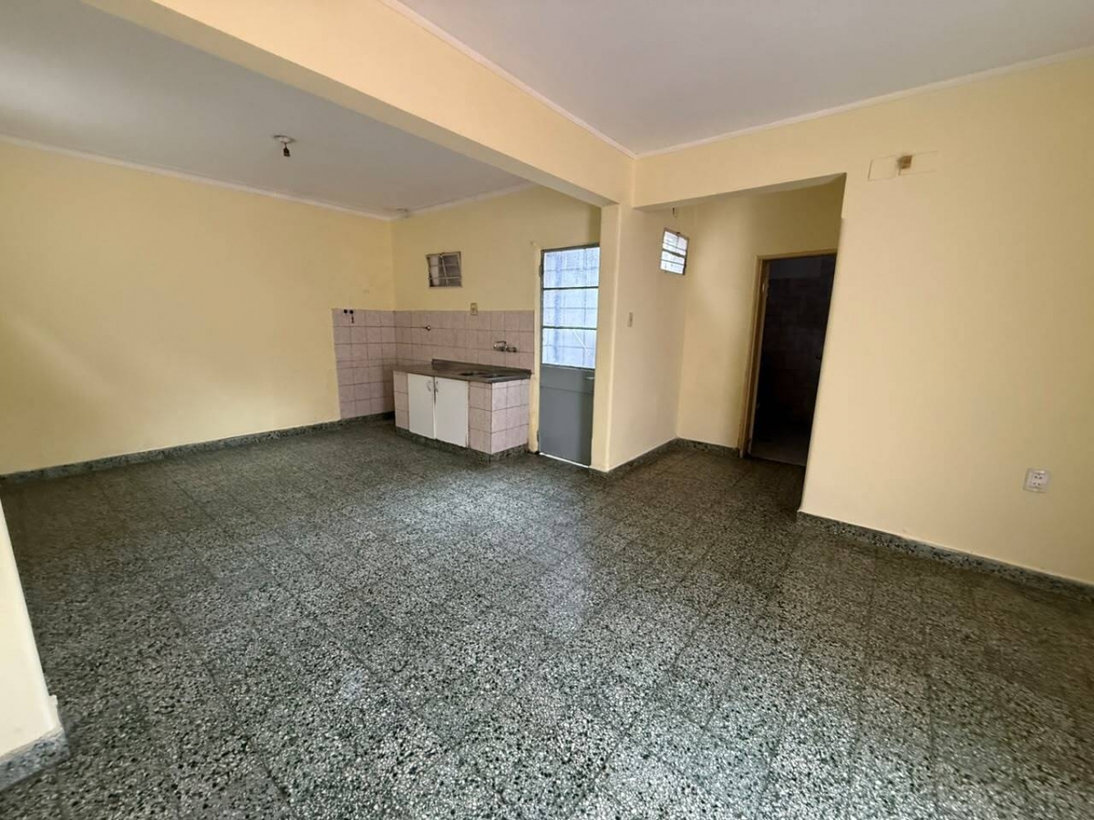 Casa interna cuenta con living cocina comedor, patio con asador, un dormitorio y baño