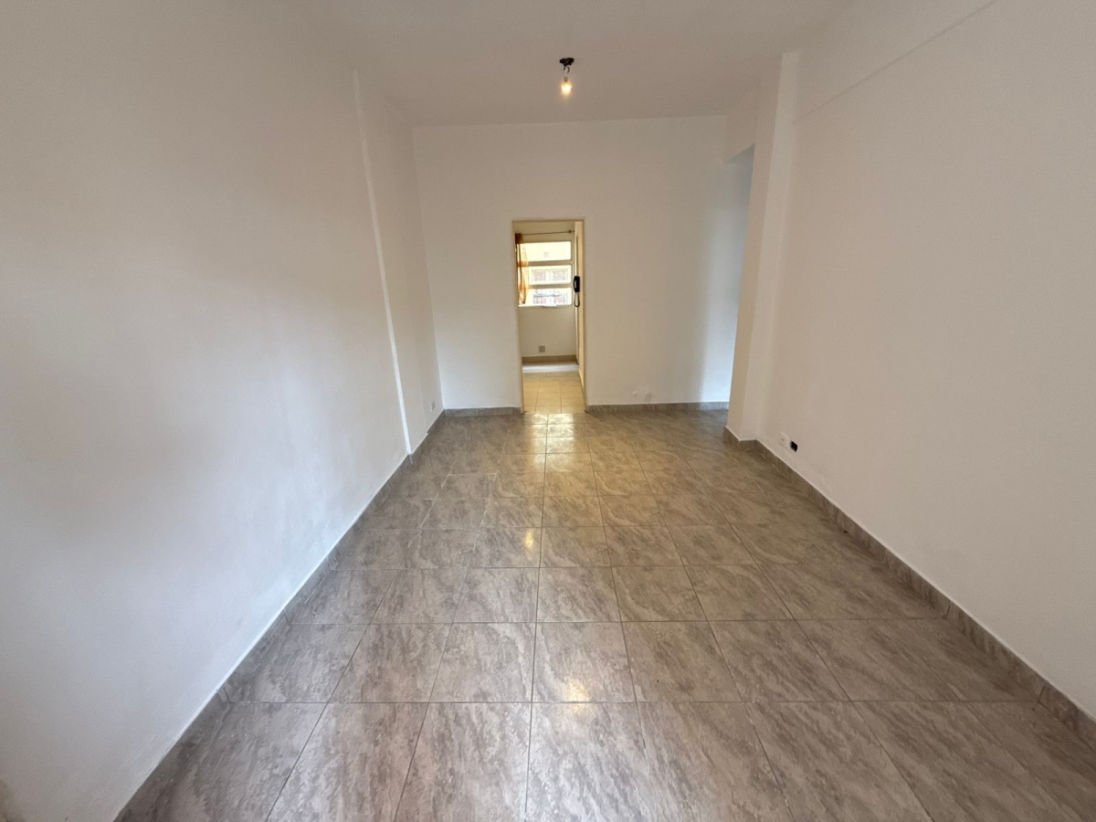 Propiedad con espacios amplios y patio verde  Propiedad desarrollada en planta baja, con ambientes funcionales y buena iluminación natural. Cuenta con un amplio living-comedor, cocina sectorizada con mobiliario de guardado y lavadero, dos dormitorios con placard y baño.  Además, dispone de espacios exteriores de uso común, con galería semicubierta para motos o bicicletas , patio verde y sector con asador.  Una propiedad cómoda y funcional, con ambientes bien distribuidos y espacios exteriores que aportan amplitud y contacto con el verde.  APTA CREDITO