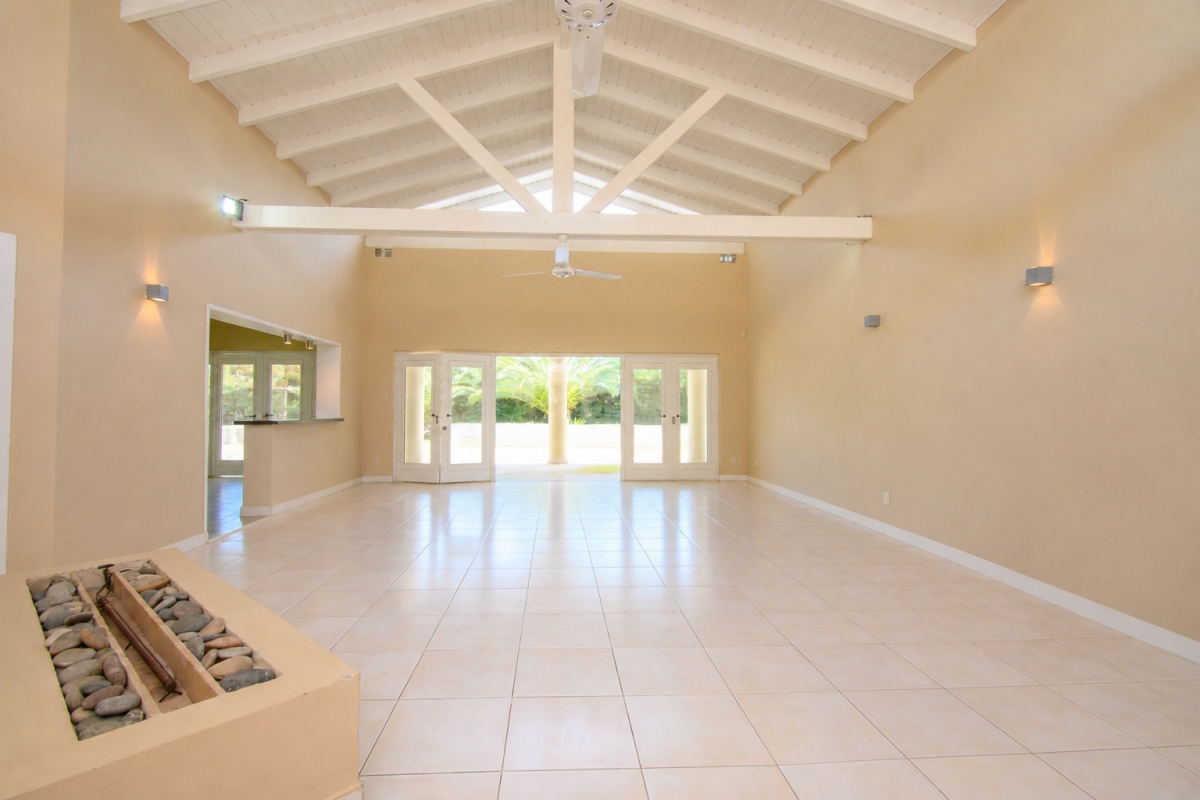 Casa en El Paso Propiedad de categoría desarrollada sobre un terreno de 801,20 m², con amplios ambientes, excelente iluminación natural y una marcada conexión con el jardín. Al ingresar, encontramos un gran espacio social integrado por el living y el comedor, caracterizado por sus techos altos con vigas a la vista y un hogar central de diseño con piedras decorativas. Sus amplias aberturas brindan acceso directo a la galería y permiten disfrutar de las vistas al exterior. La cocina, amplia y semiintegrada, cuenta con una cómoda isla central y comunicación directa con la galería. El sector privado se distribuye en dos alas: de un lado se encuentra el dormitorio principal en suite con vestidor y, del otro, dos dormitorios secundarios acompañados por un segundo baño completo. En el exterior se destaca una extensa galería techada, equipada con asador y horno, además de un baño social. El jardín posee una pileta con cerco perimetral y amplios espacios verdes. La propiedad se encuentra actualmente alquilada y se comercializa sin el amoblamiento que aparece en las imágenes.