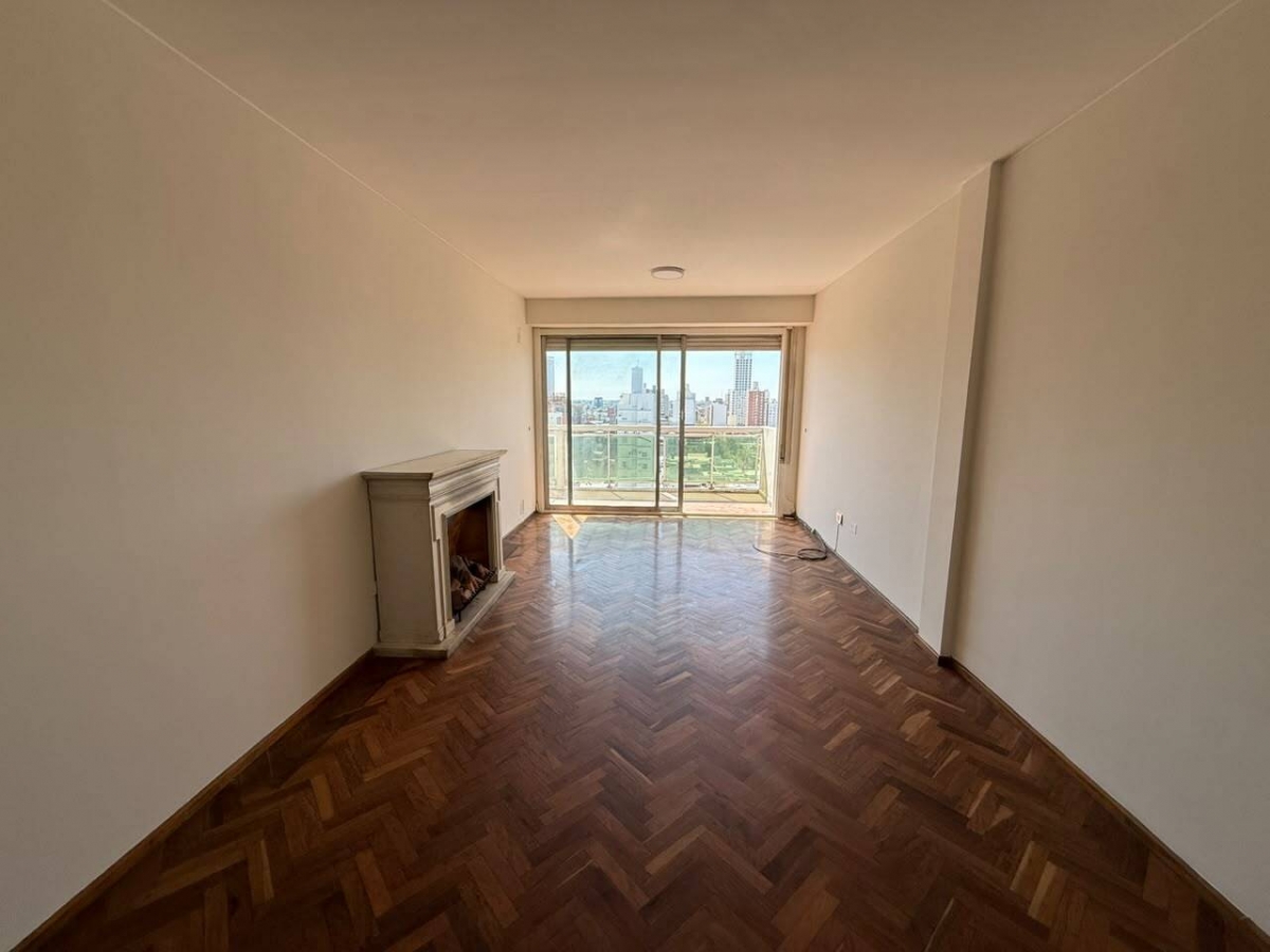 Departamento a 200 mts de la peatonal San Martín cuenta con living comedor con balcón, cocina sectorizada con lavadero, tres dormitorios, dos baños y cochera