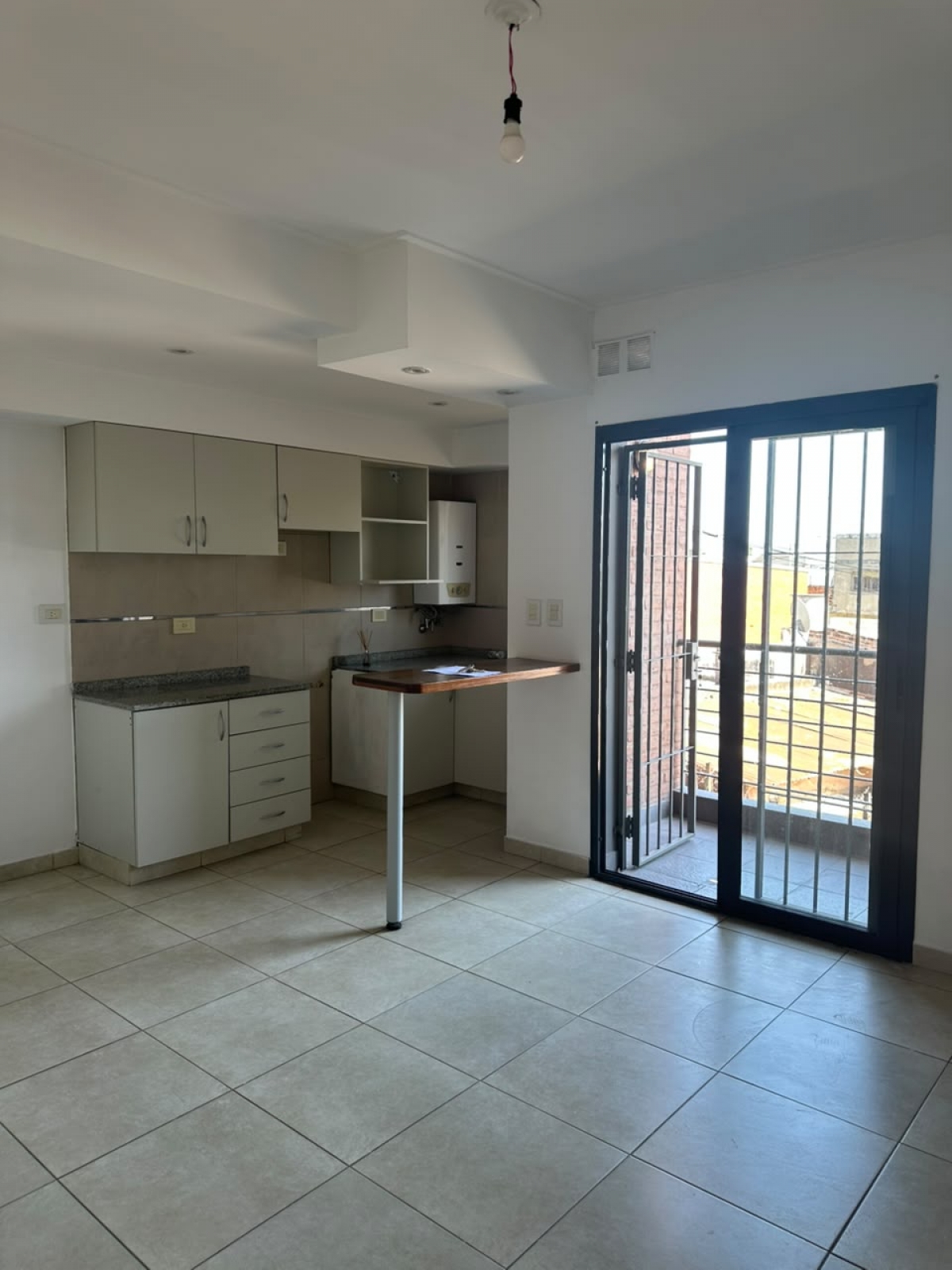 Departamento de un dormitorio con placard cuenta con living cocina comedor y patio seco
