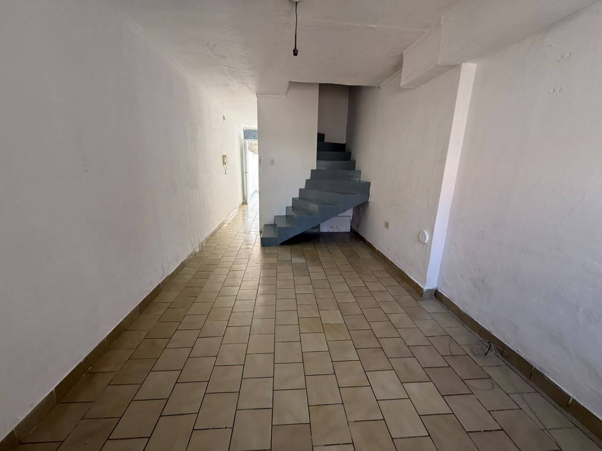 Departamento interno cuenta en primer piso con living comedor, cocina sectorizada y patio. En planta alta nos encontramos con dos dormitorios un ante baño y baño