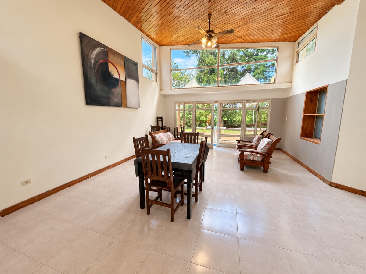 Propiedad ubicada en Country Ubajay, desarrollada sobre un amplio terreno de 1.536 m², con una superficie construida de 300 m². La vivienda cuenta con cinco dormitorios, uno de ellos en suite, todos equipados con placares, y cinco baños en total. Dispone de un amplio living, comedor y un entrepiso estilo loft con piso flotante de madera. La cocina se encuentra sectorizada y cuenta con doble acceso, tanto desde el living como desde el comedor. Además, posee lavadero independiente y habitación de servicio. En el exterior, la propiedad ofrece un extenso terreno parquizado con tres limoneros, pileta privada, baño exterior y cochera techada con capacidad para dos vehículos. El country cuenta con espacios comunes y recreativos, entre los que se destacan canchas de tenis y básquet, sector de juegos infantiles, pileta de uso común, Club House y bajada para lanchas. Una propiedad que se destaca por la amplitud de sus ambientes, su extenso terreno y las comodidades que ofrece tanto la vivienda como el country. Se aceptan propiedades como parte de pago.